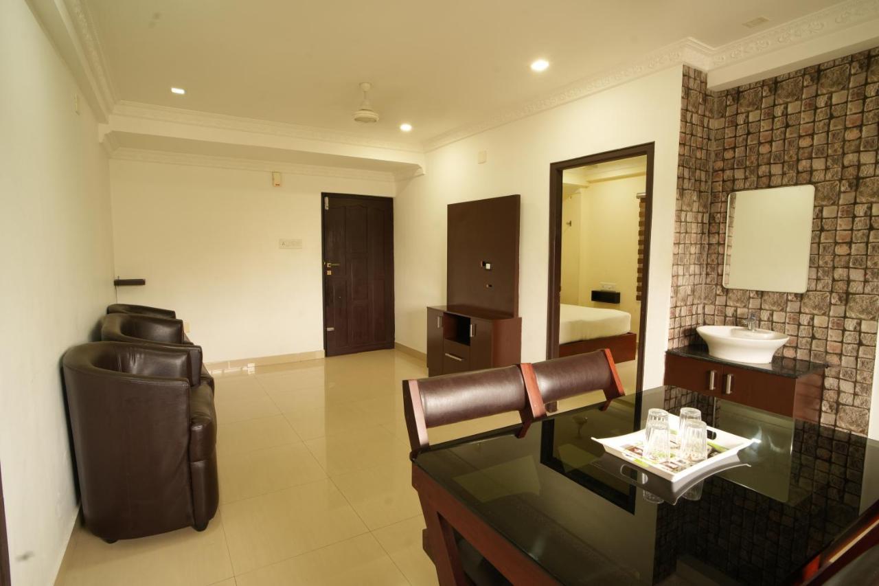 K V Suites Kochi Zewnętrze zdjęcie