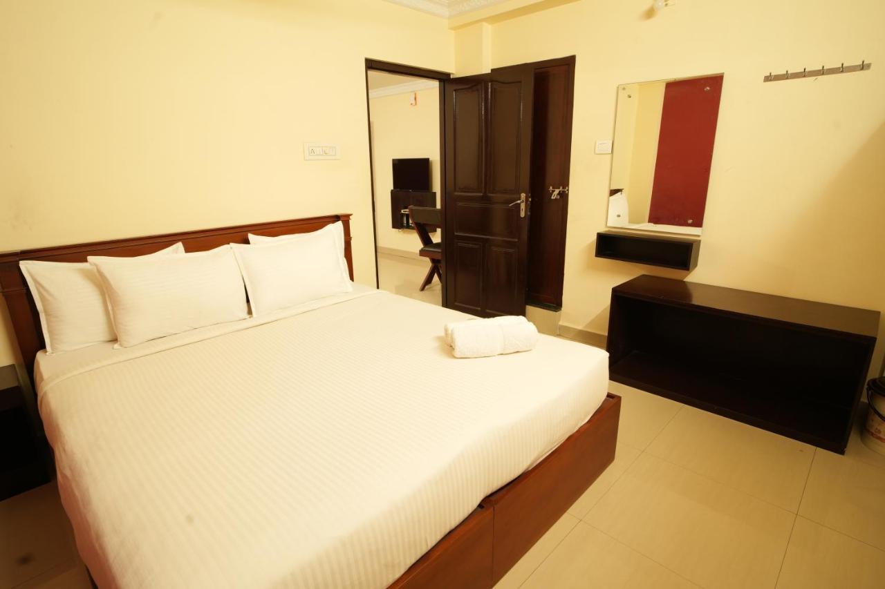 K V Suites Kochi Zewnętrze zdjęcie