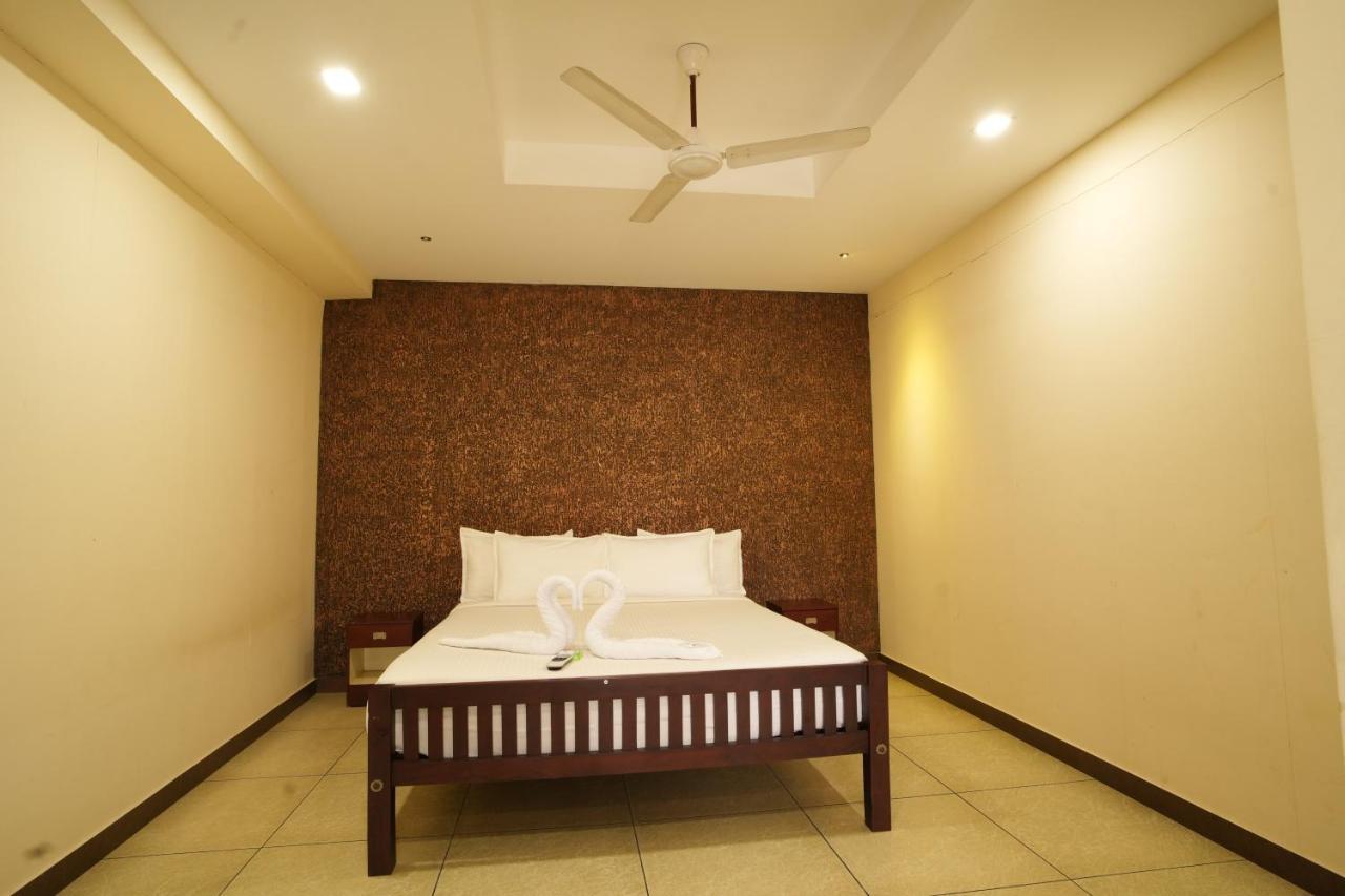 K V Suites Kochi Zewnętrze zdjęcie
