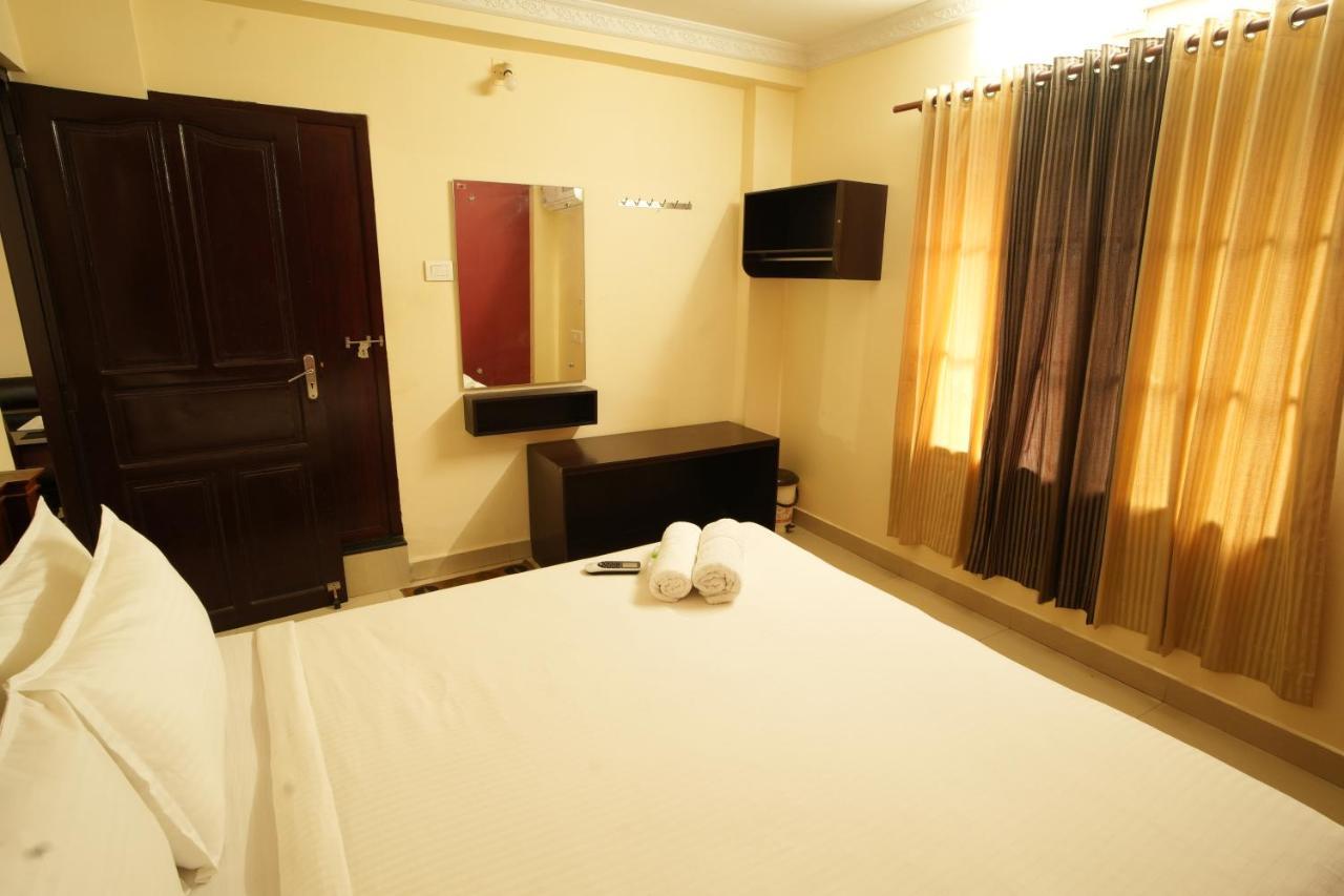 K V Suites Kochi Zewnętrze zdjęcie