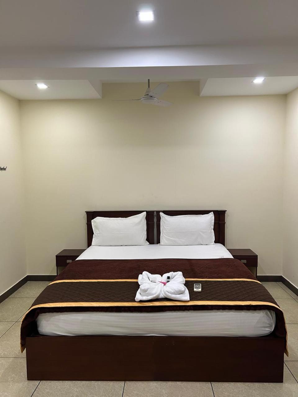 K V Suites Kochi Zewnętrze zdjęcie
