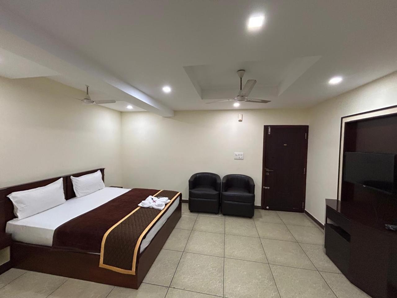 K V Suites Kochi Zewnętrze zdjęcie