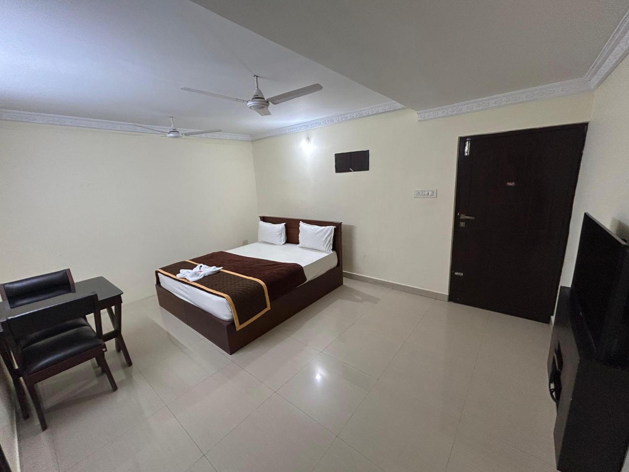 K V Suites Kochi Zewnętrze zdjęcie