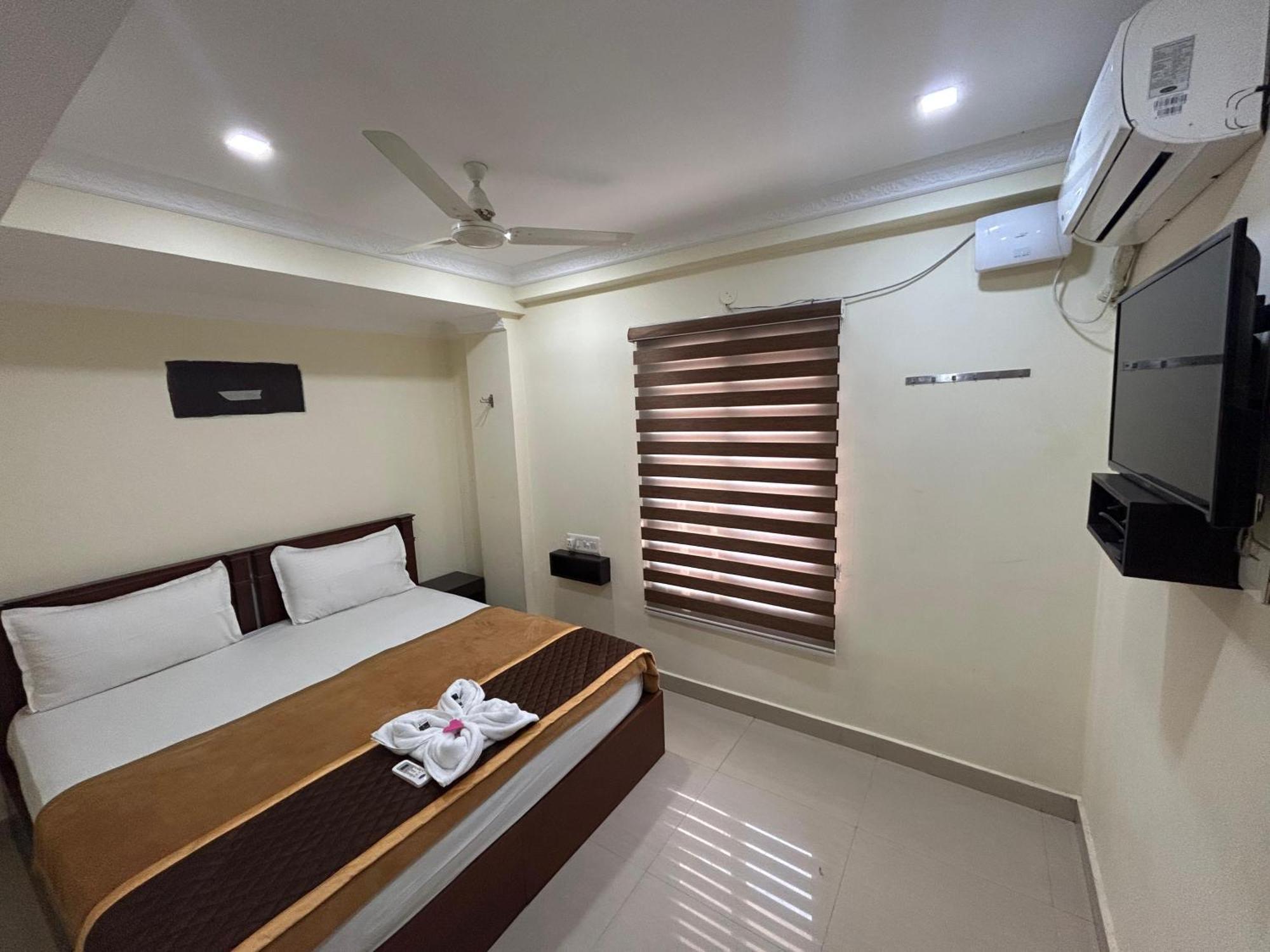 K V Suites Kochi Zewnętrze zdjęcie